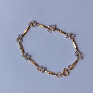 Gold tone & pearl bead bracelet